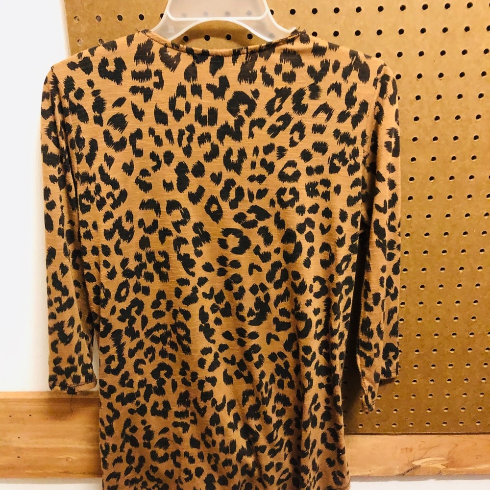 Nice leopard top. - Picture 3 of 5